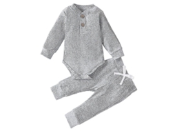 Conjunto de duas peças para bebê menino da Fasst: camiseta de gola redonda + shorts de manga comprida com elástico. Ideal para o verão.