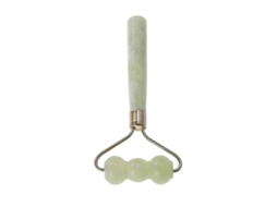 Massagem com rolo de jade para remover olheiras, relaxar e promover um lifting facial.