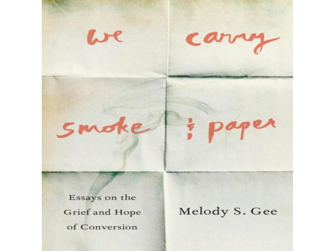 Livro We Carry Smoke and Paper de Melody S Gee (Inglês)