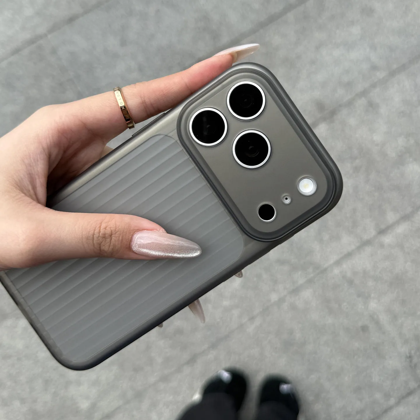 Capa De Celular Preta Em Silicone Macio Com Listras Antiderrapantes (iphone 15)