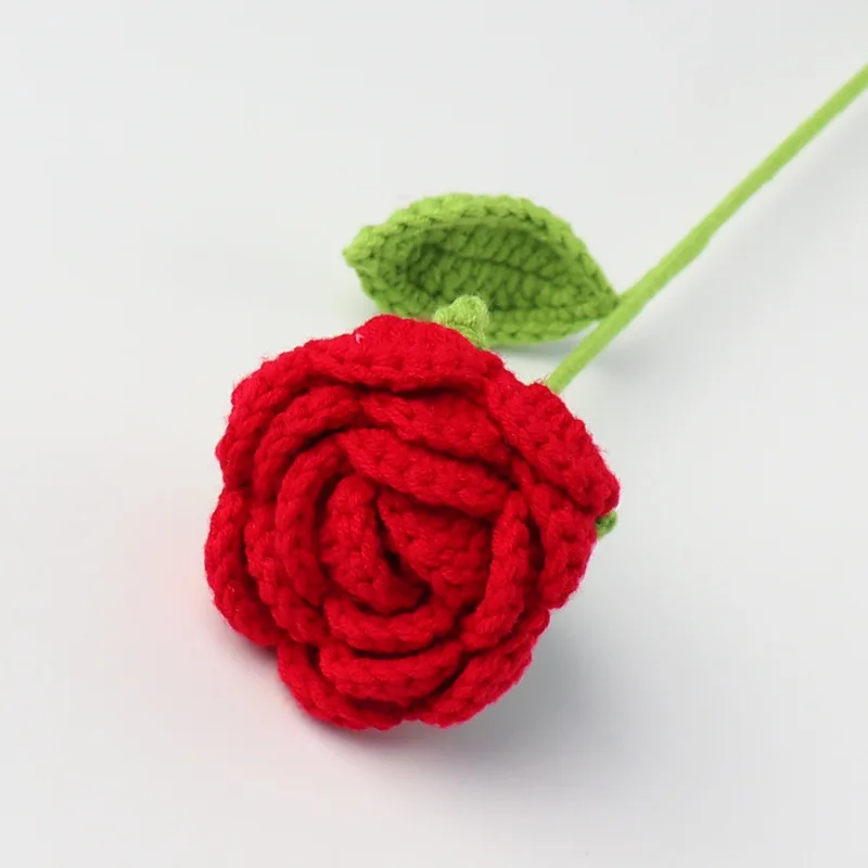 Rosa Artificial Tricotada E Feita De Crochê, Pronta Para Decoração De Casa.