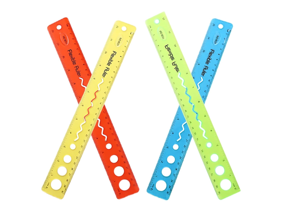 Conjunto de 4 réguas flexíveis de plástico transparente para estudantes, leves e fáceis de transportar, ideais para uso.