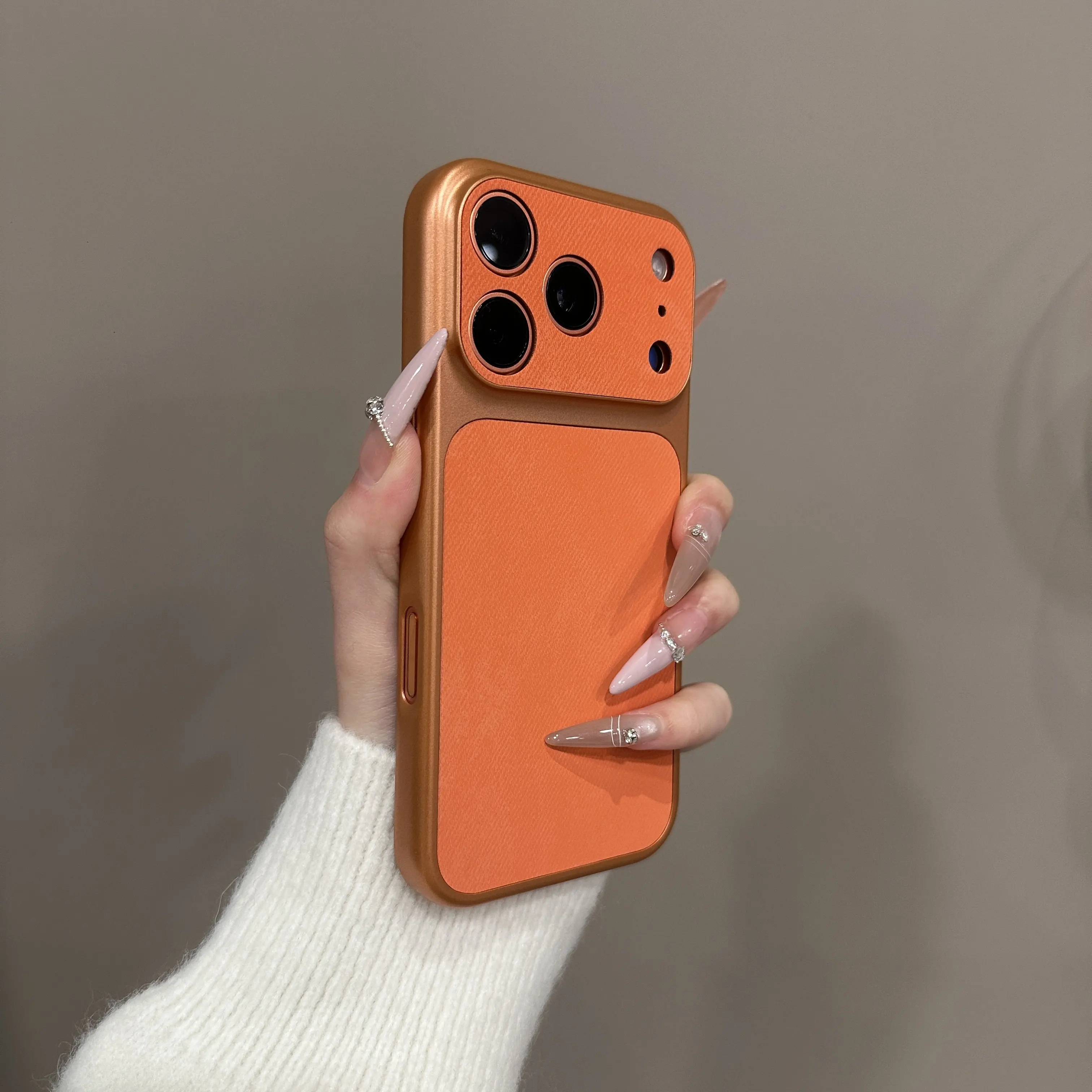 Capa Para Celular (iphone 13 Laranja) Em Jeans E Couro Fosco Com Estrutura À Prova De Choque.