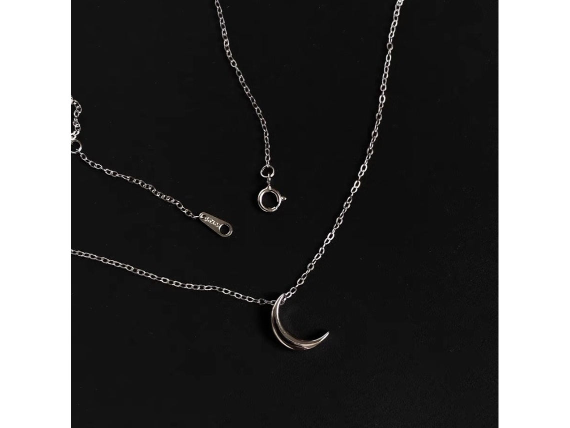 Colar com Pingente de Lua Polido, Requintado e Delicado, em Prata de Lei S925, um Charme Elegante e Versátil. MDUG (ouro Branco)