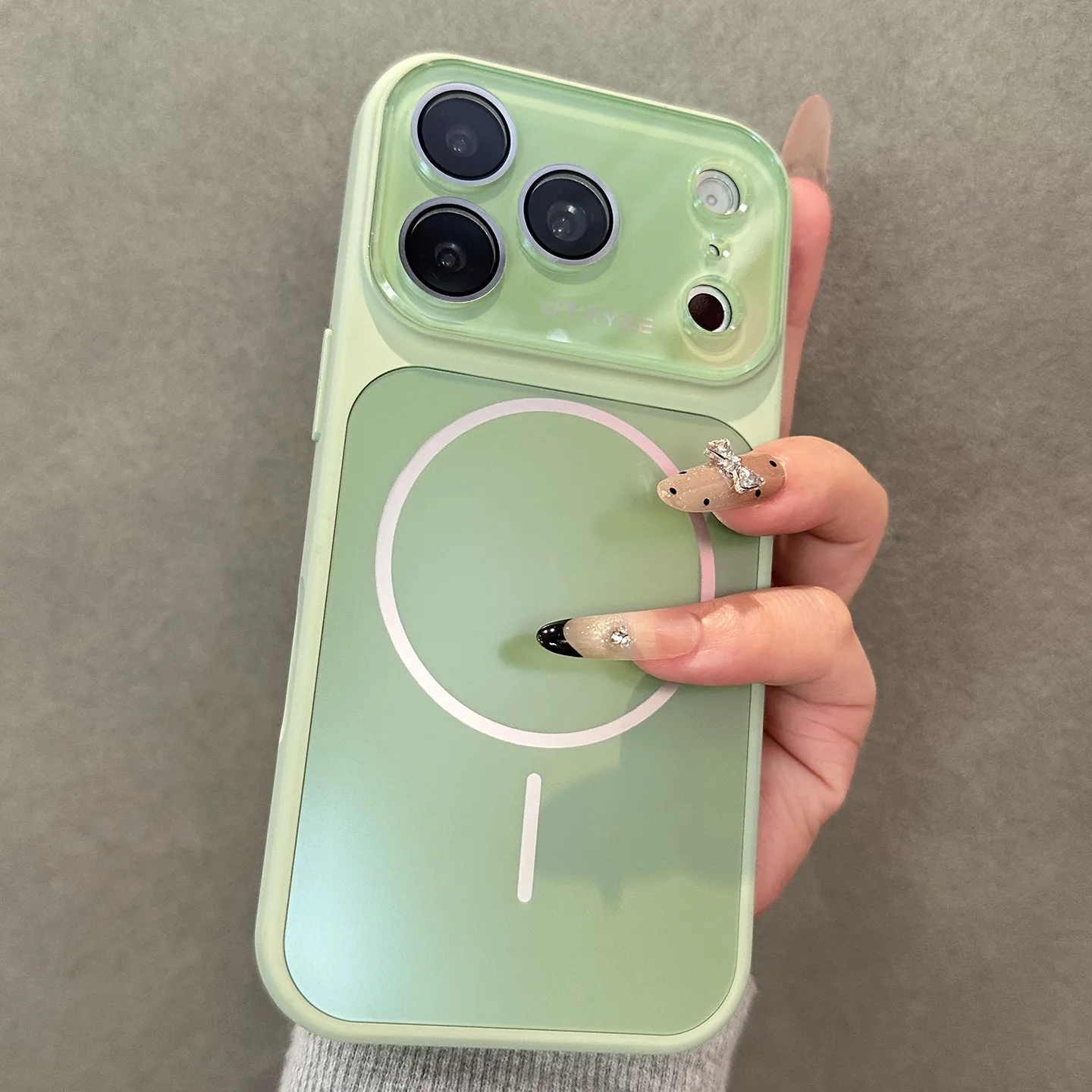 Capa Para Iphone 17 Pro Max Verde Com Carregamento Magnético E Acabamento Fosco, Em Silicone Macio E Resistente A Impactos.