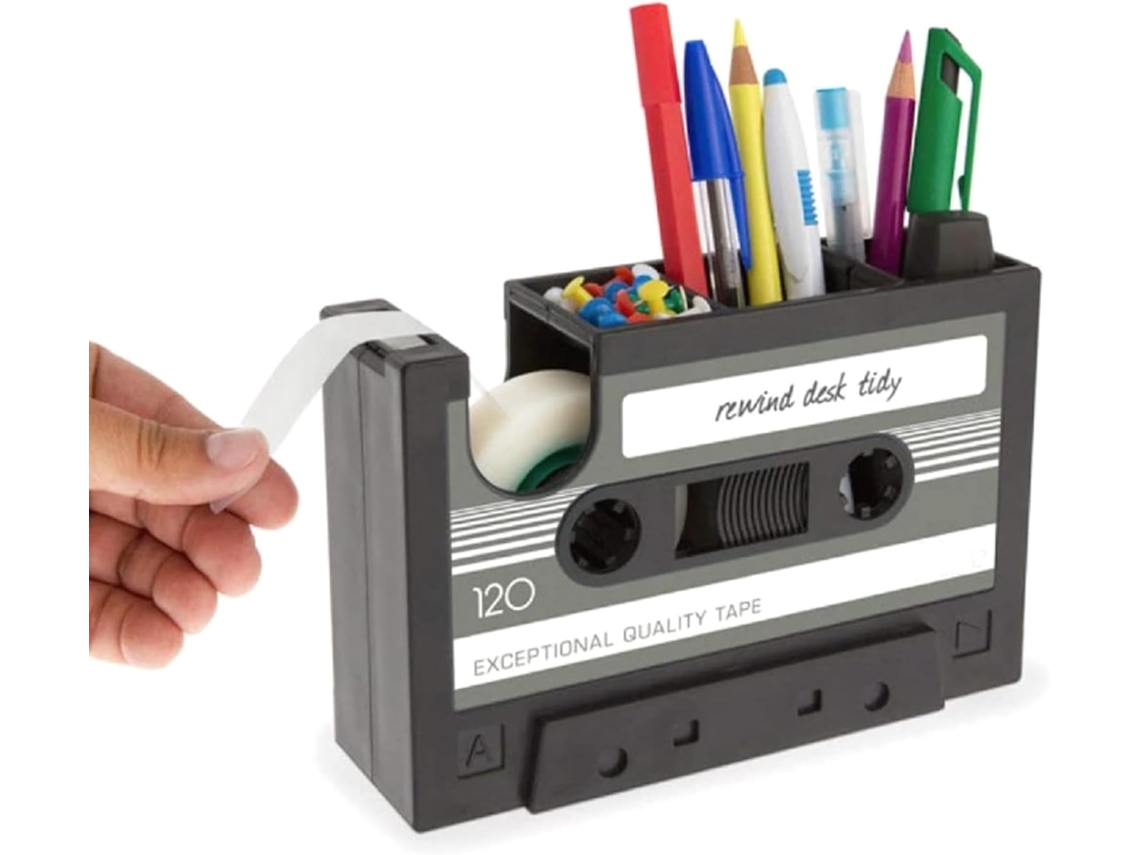 Organizador de mesa em formato retrô com compartimento para fita cassete, porta-lápis e dispensador de adesivo para materiais de escritório.
