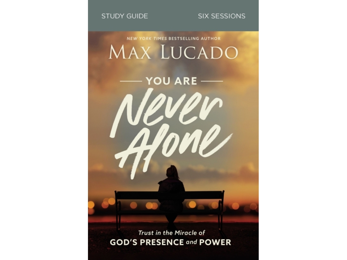 Livro You Are Never Alone Study Guide de Max Lucado (Inglês)
