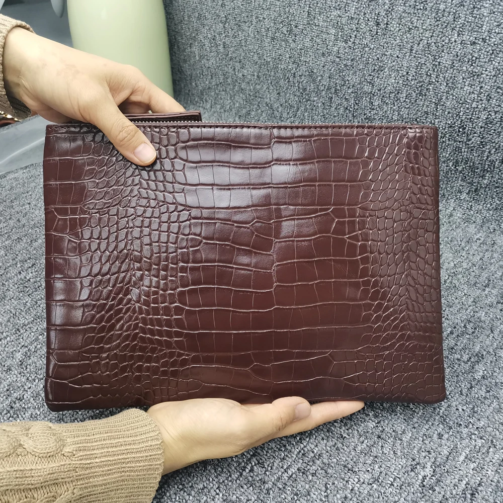 Bolsa Envelope Feminina Em Couro De Crocodilo Na Cor Chocolate.