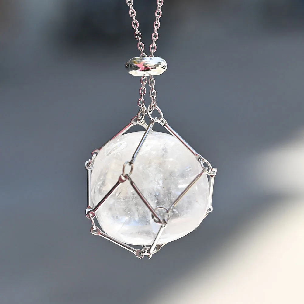 Colar com Pingente de Cristal Transparente, Malha de Pedra Irregular e Corrente de Bambu. MDUG