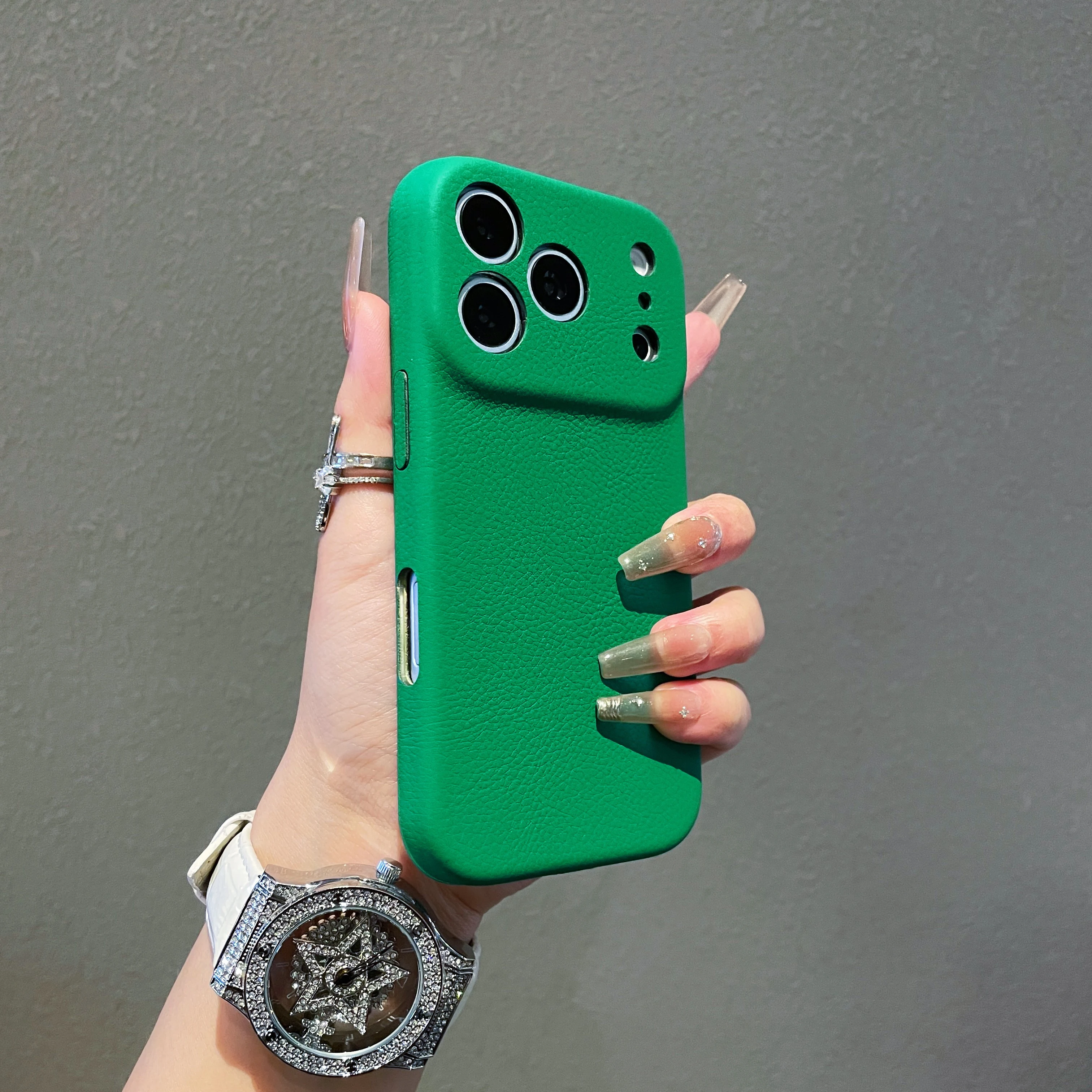 Capa Para Celular (iphone 14 Plus Verde) Em Couro Pu Fosco Com Textura De Lichia E Proteção Para A Câmera.