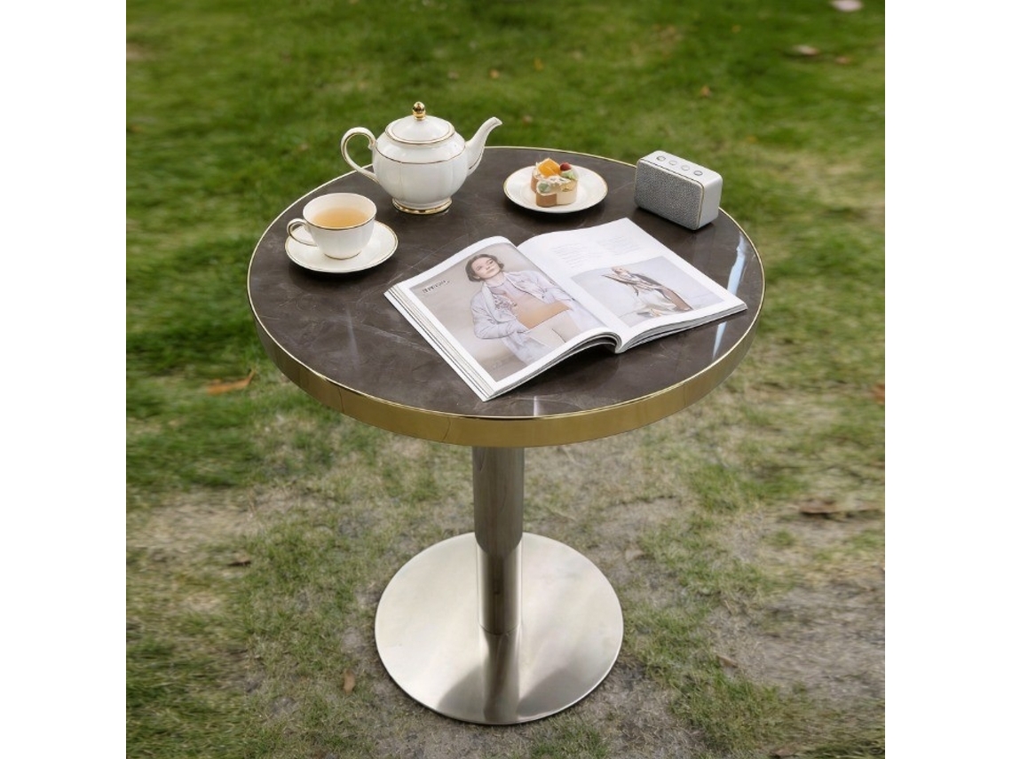 Mesa lateral moderna redonda em aço inox dourado, tampo de mármore UV, sala elegante PAPRIKA