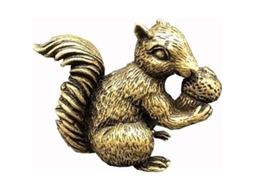Escultura De Ardilla Comiendo Piña De Pino En Latón Tonos Artística Decoración Animal Para Hogar