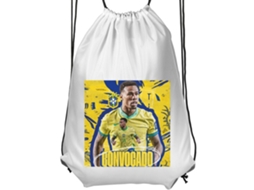 Mochila De Ginástica Infantil Branca, Confortável E Prática. Gabriel Martinelli Com A Camisa Da Seleção Brasileira, Com Fundo Gráfico Amarelo E Azul