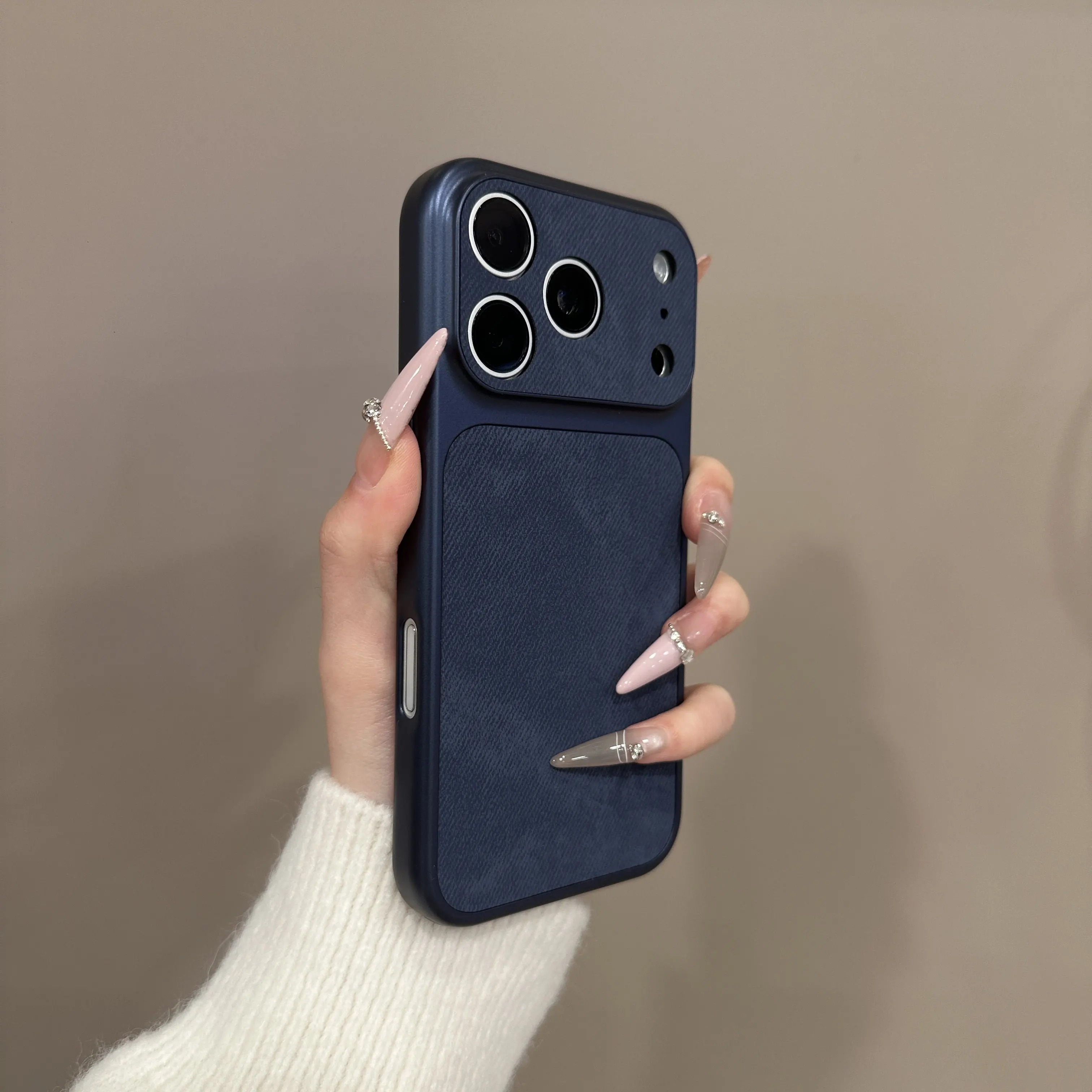 Capa Para Celular (iphone 17 Azul) Em Jeans E Couro Fosco, Com Proteção Contra Impactos.
