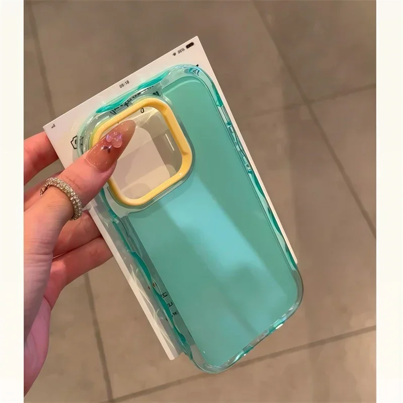 Capa Para Celular (iphone 12 Pro Verde E Amarela) À Prova De Choque Em Cores Vibrantes Com Bordas Suaves Em Contraste.