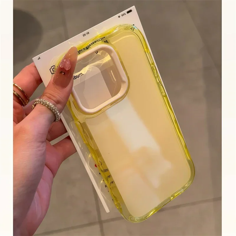 (iphone 12 Pro Amarelo) Capa De Celular À Prova De Choque Em Cores Vibrantes Com Bordas Macias E Contrastantes.