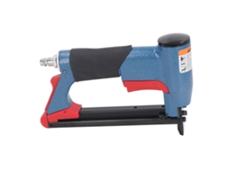 Grampeador pneumático calibre 21, capacidade para 140 grampos, ideal para estofamento e marcenaria, dobras de 1/4 a 5/8.