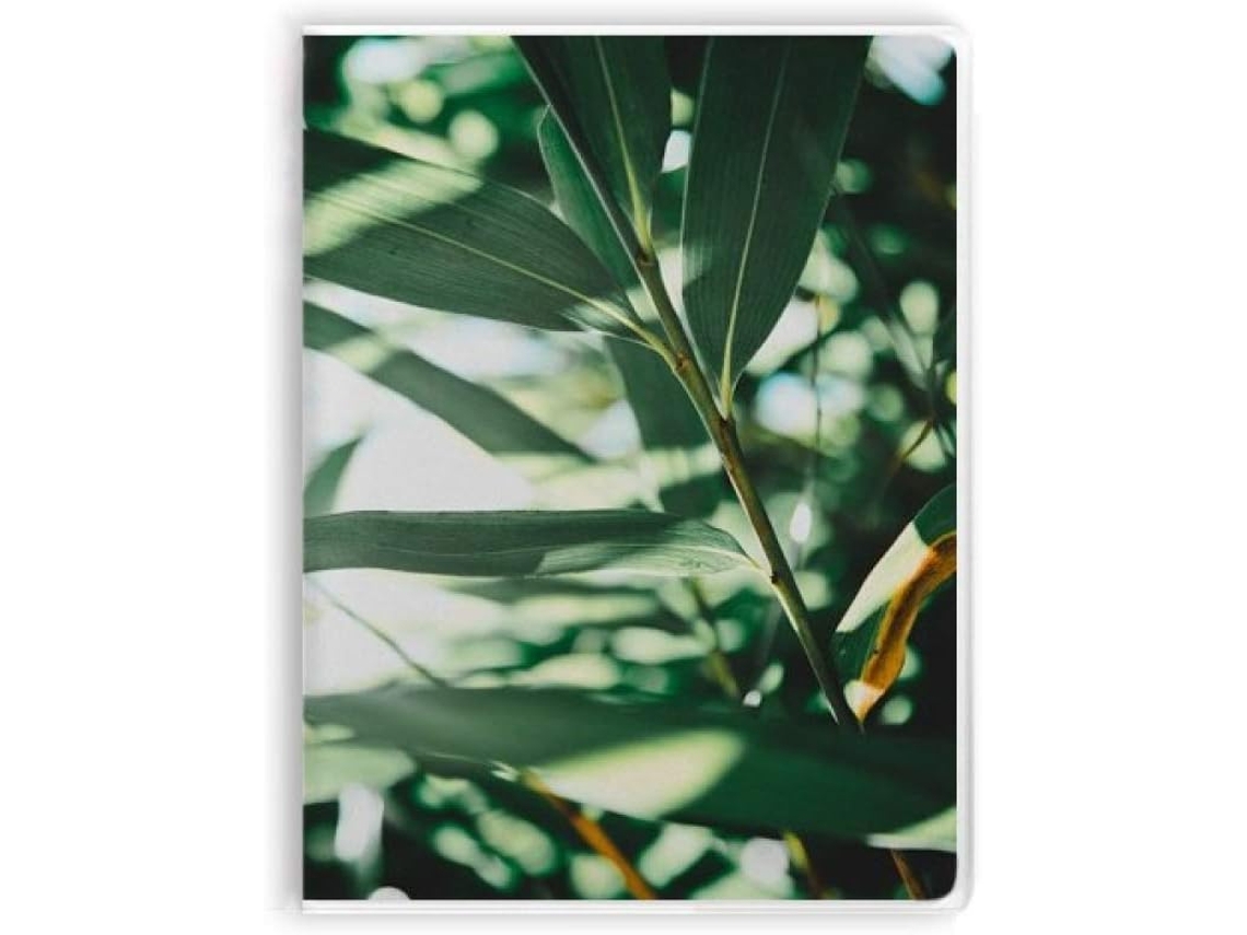 Caderno com capa estampada com folhas verdes e motivo de sopa