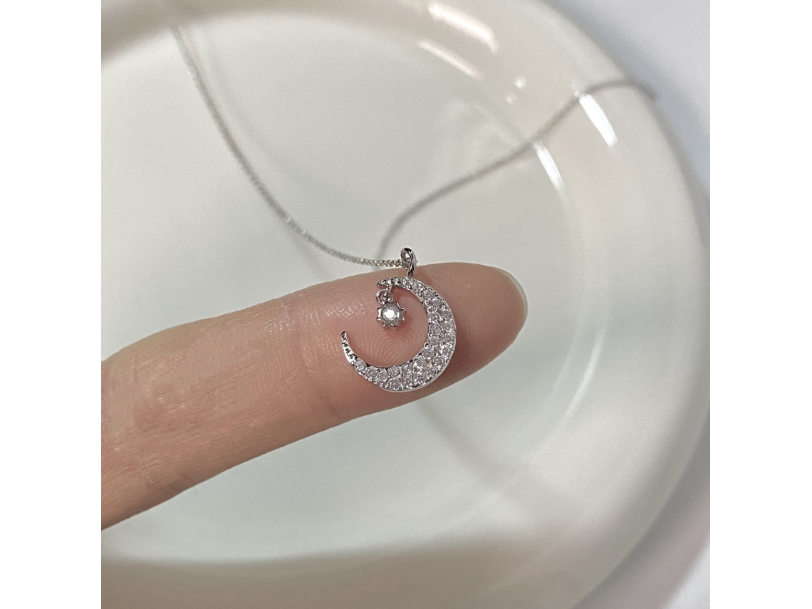 Colar em Prata de Lei 925 com Pingente de Estrelas e Lua em Ouro Branco, Requintado e Cravejado com Microzircônias. Sofisticado e Versátil. MDUG