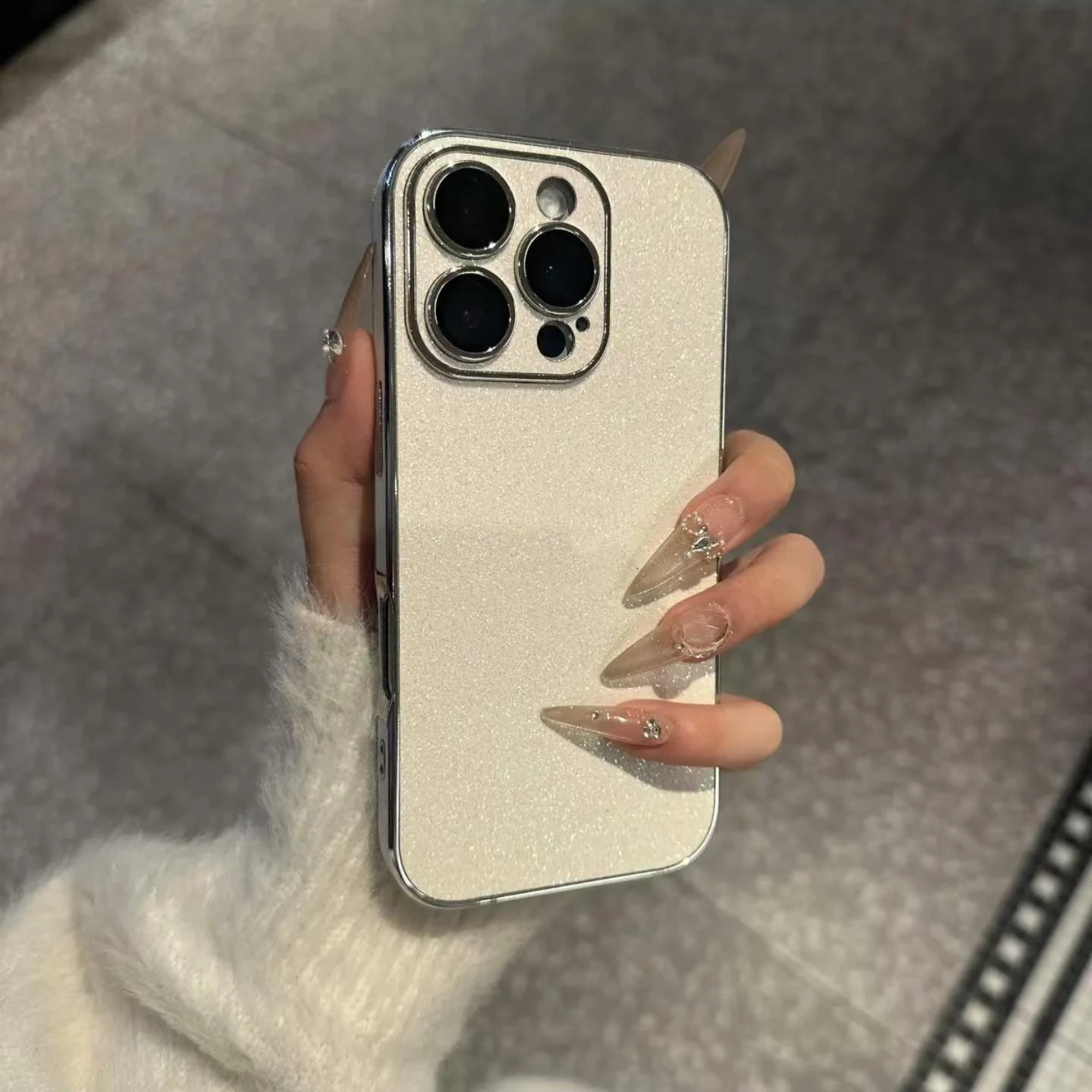 Capa Protetora De Silicone Macio E Brilhante À Prova De Choque Com Moldura Eletroplaqueada (para Iphone 16 Branco).