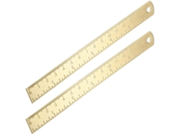 Régua pequena dourada em latão, multifuncional e com escala dupla, ideal para decoração escolar.