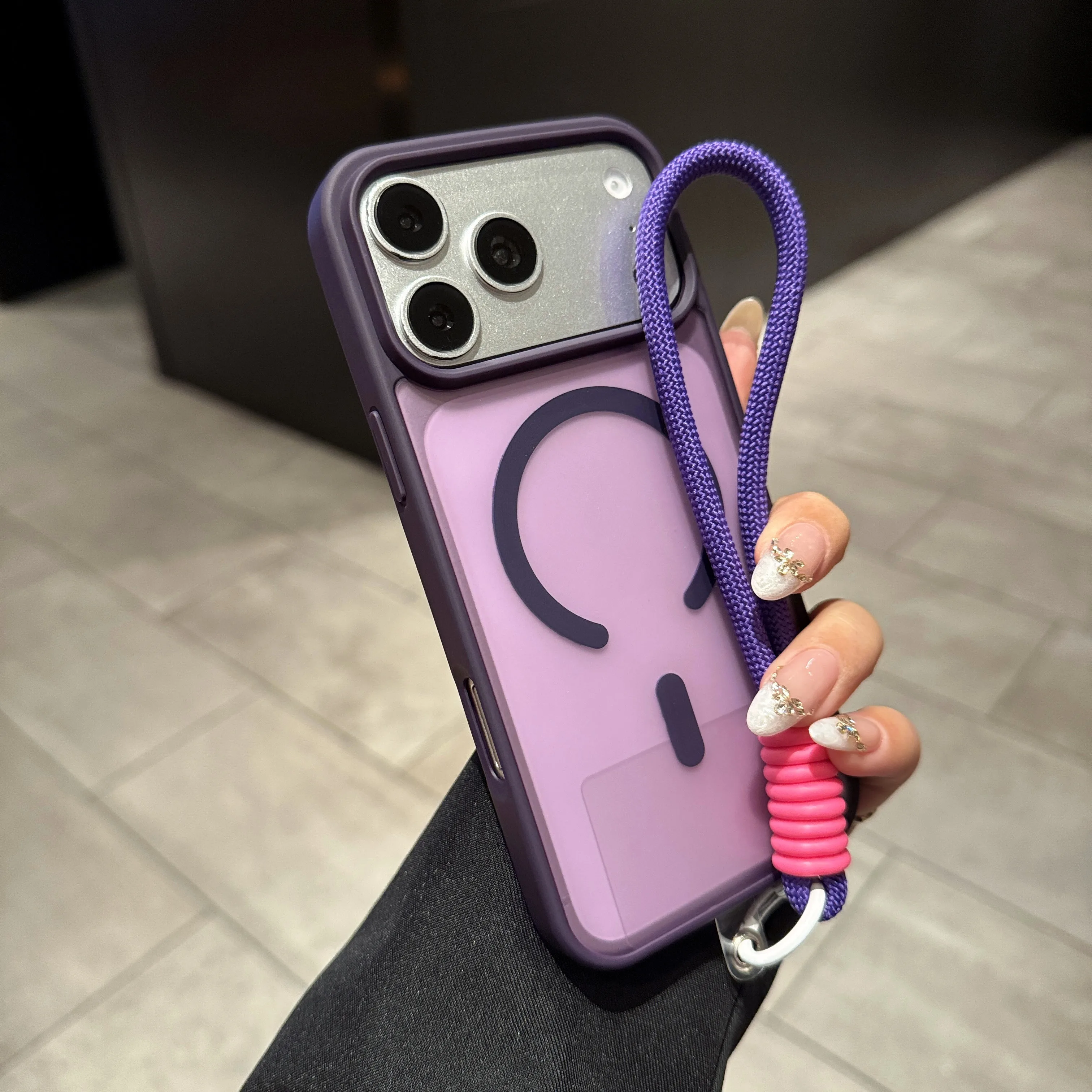 Capa Protetora Magnética (roxa) Para Iphone 15 Pro Max Com Moldura Fosca À Prova De Choque E Pulseira.