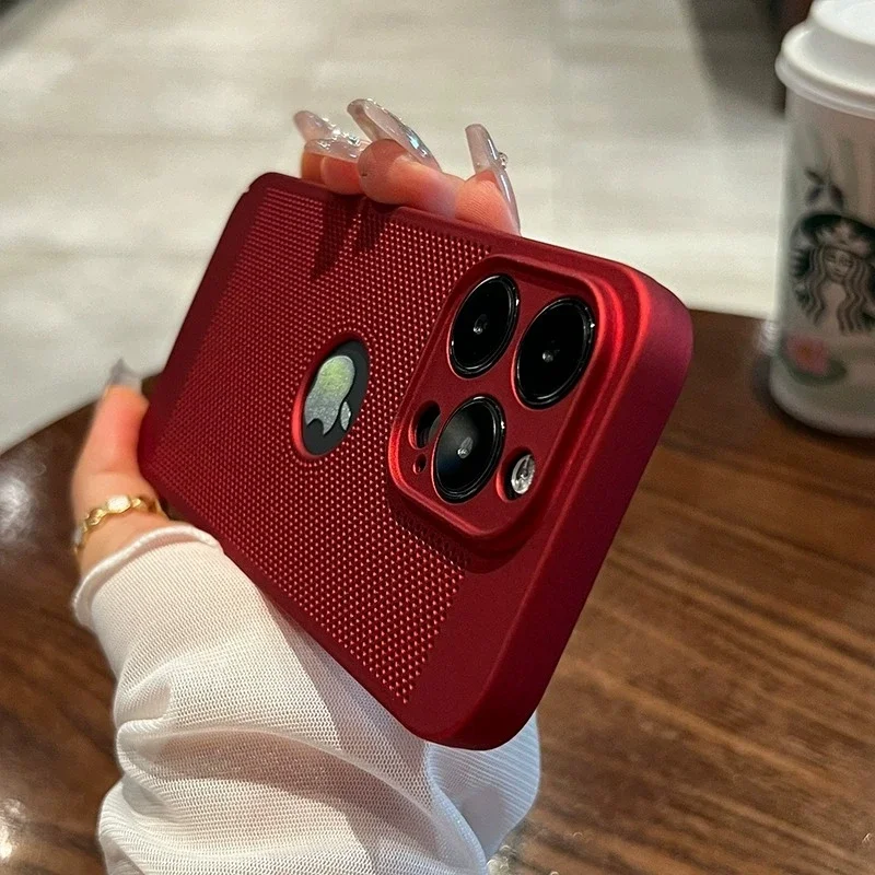 Capa Para Iphone 15 Pro Vermelha Com Dissipação De Calor E Estrutura Rígida Em Policarbonato Perfurado.
