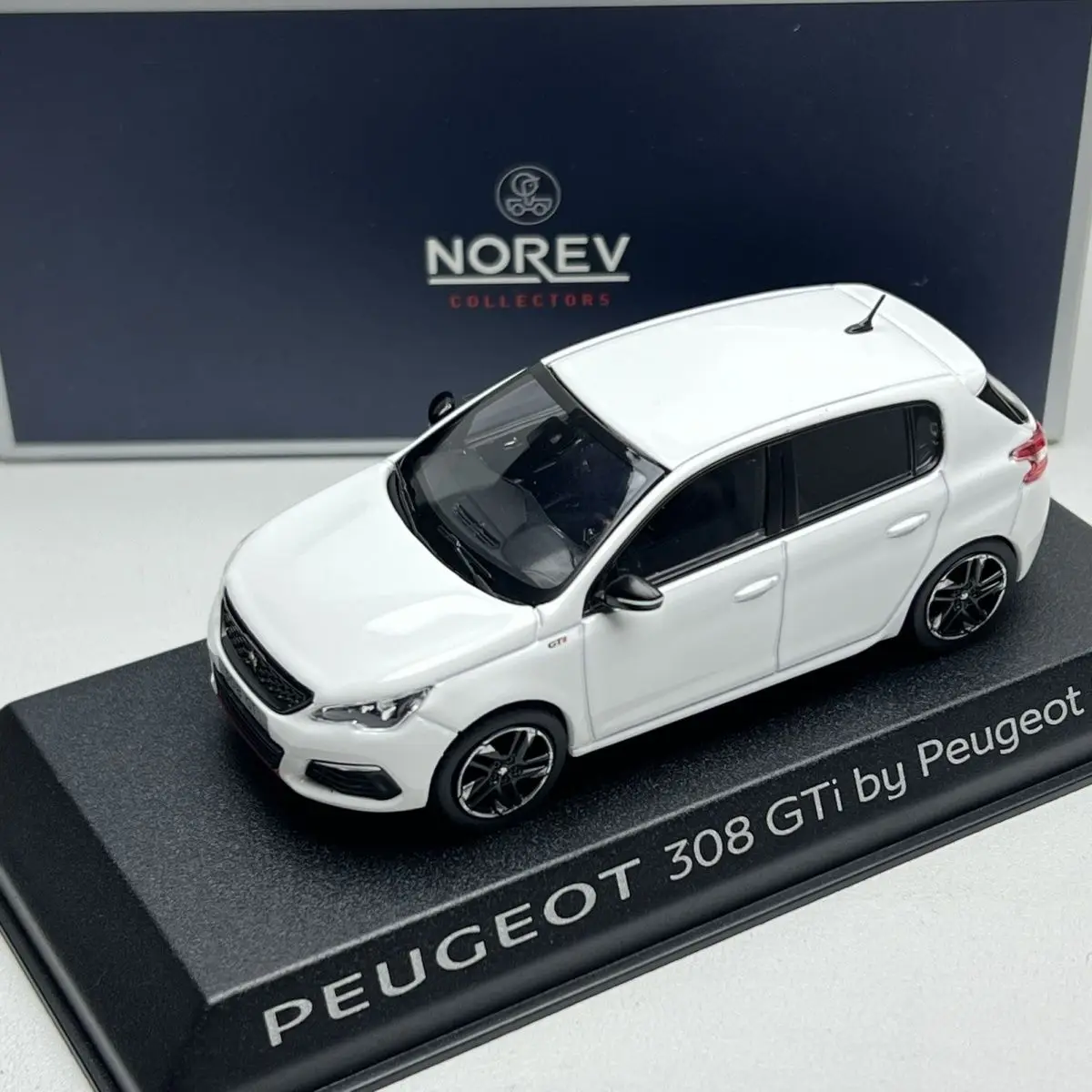 (branco) Miniatura De Carro Esportivo Em Escala 1:43, Feita Em Metal Fundido, Modelo De Carro De Brinquedo.