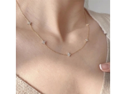 Colar em Prata de Lei S925 com Trevo de Quatro Folhas e Diamantes, Brilhante e Elegante, Versátil e Luxuoso. MDUG