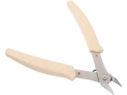 Pinça para manicure em aço inoxidável e plástico, ferramenta segura e prática.