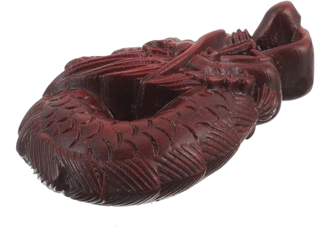 Pequeno dragão de madeira para decoração, leve e resistente ao desgaste.