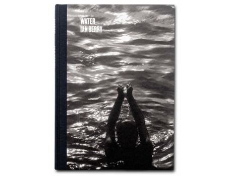 Livro Water de Berry e Ian (Inglês - Capa Dura)