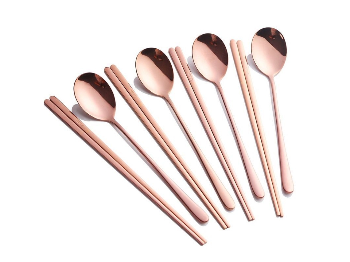 Conjunto de 4 pares de pauzinhos coreanos em aço inoxidável 304 rosa dourado para culinária asiática.