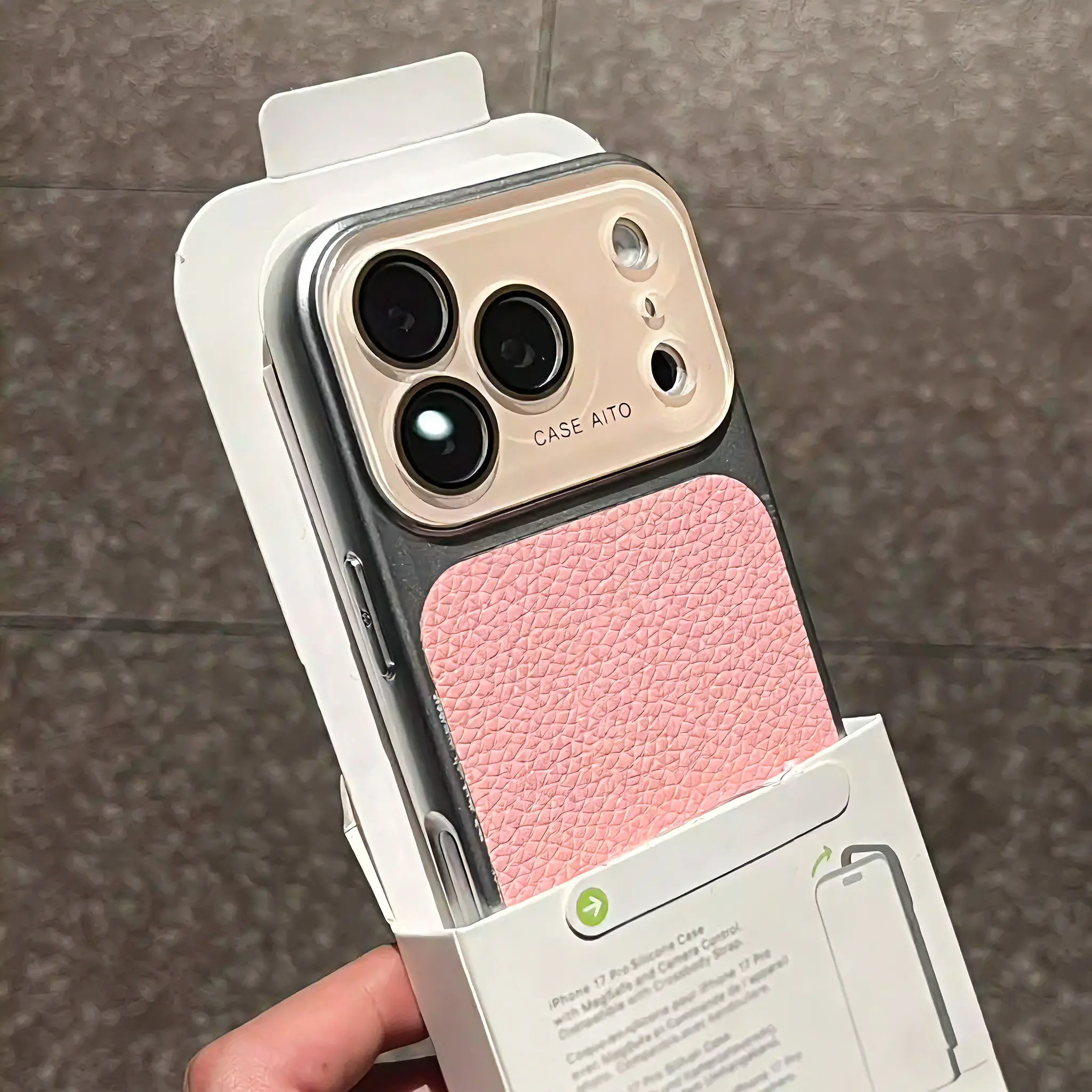 Capa Para Iphone 17 Pro Max Rosa Com Textura De Couro E Protetor De Lente Grande.