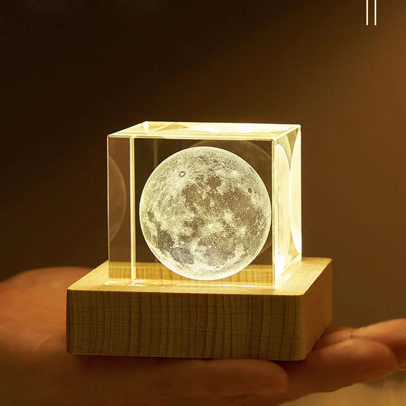 Ornamento em Forma de Cubo de Cristal com Gravação a Laser 3d em Formato de Lua. MDUG (6 Cm com Base Iluminada)