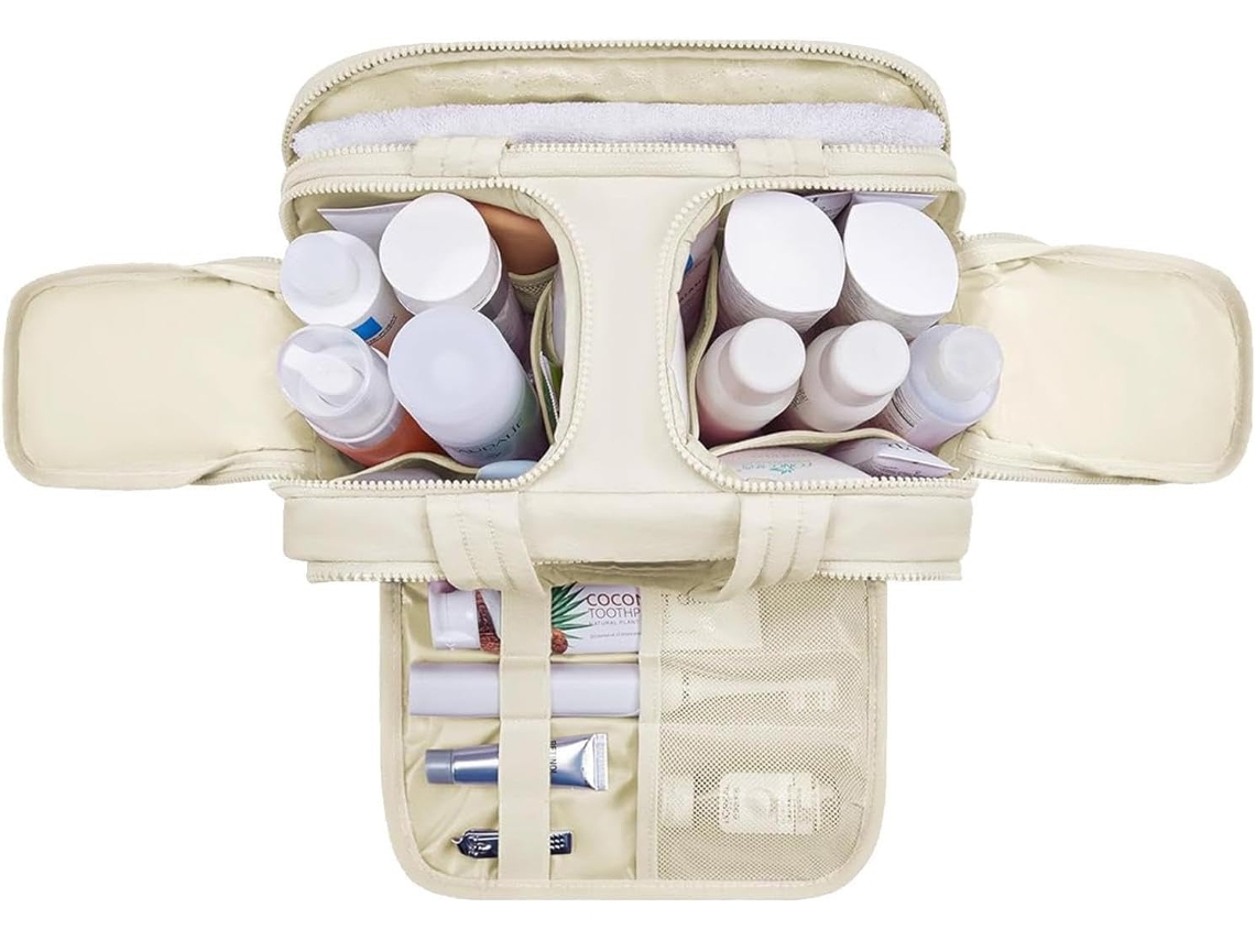 Conjunto de artigos de higiene feminina, incluindo uma bolsa para guardar cosméticos.