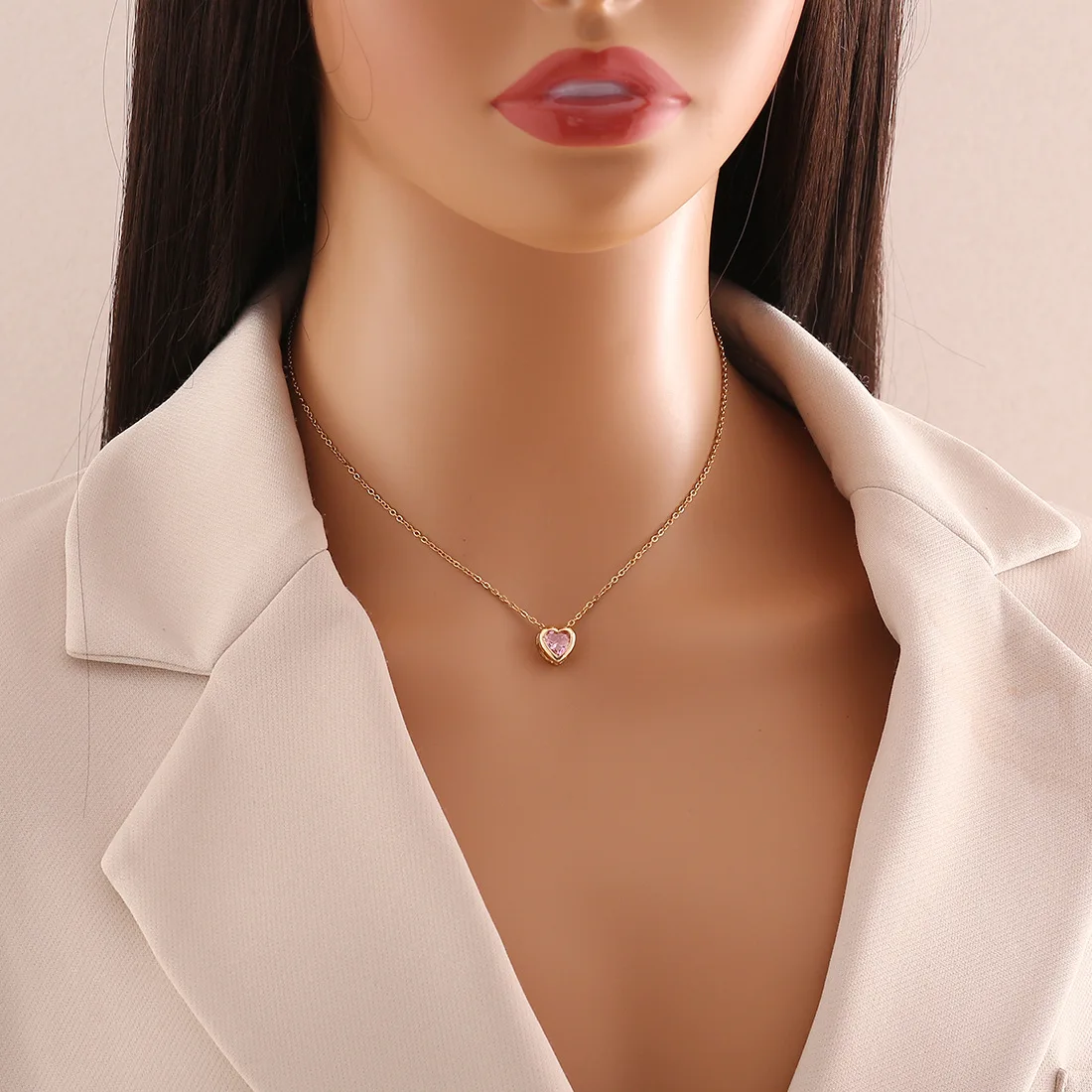 Colar com Pingente em Formato de Coração Cravejado com Zircônias, Corrente em Aço Inoxidável Banhado a Ouro MDUG (rosa)