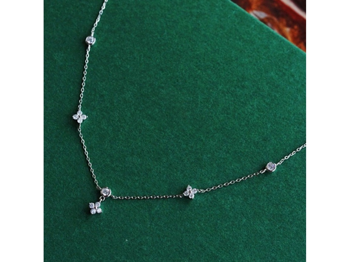Colar Chanel em Prata de Lei 925 , com Trevo de Quatro Folhas e Delicada Corrente Cruzada, Design Geométrico. MDUG (ouro Branco)
