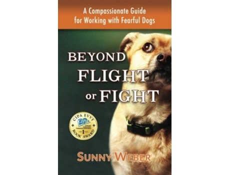 Livro Beyond Flight or Fight A Compassionate Guide for Working with Fearful Dogs de Sunny Weber (Inglês)