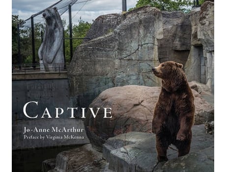 Livro Captive de Jo-Anne Mcarthur (Inglês)