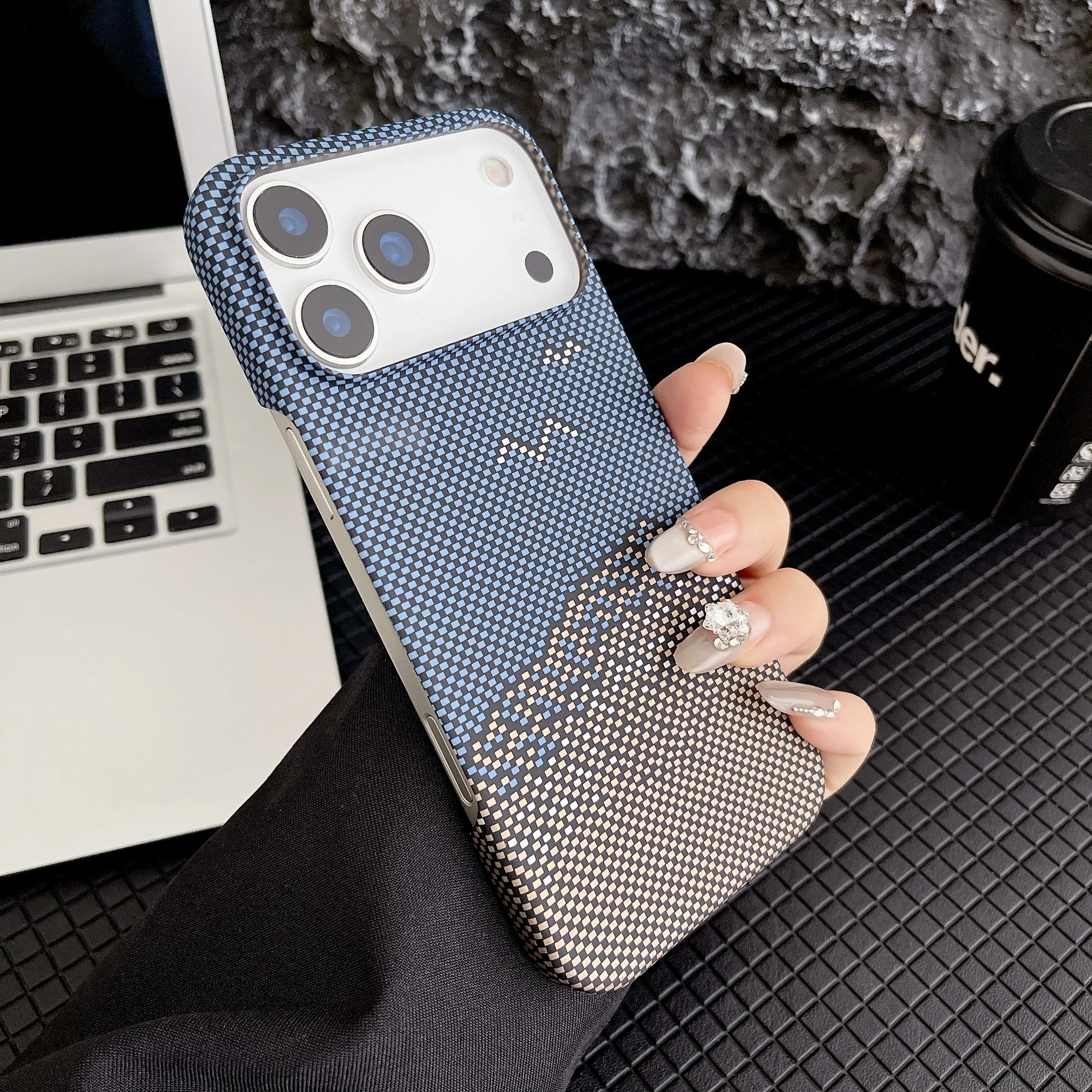 Capa Para Iphone 17 Pro Max Com Textura Fosca Em Fibra De Carbono, Ultrafina E Resistente A Impactos, Com Dissipação De Calor.