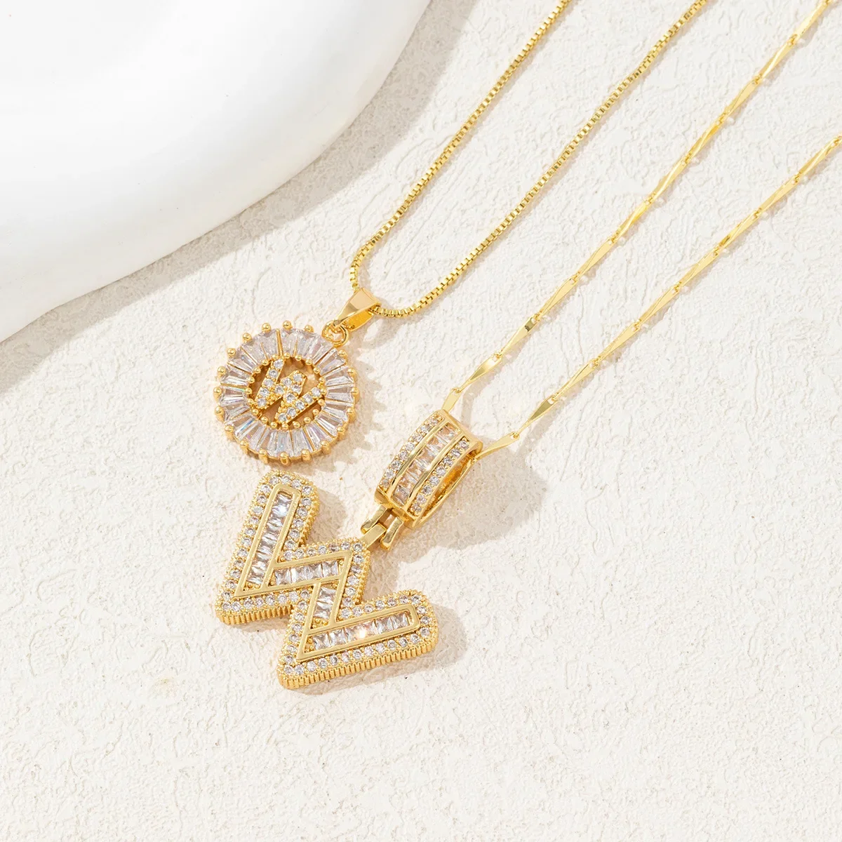 Colar Com Letra U Dourada E Flor Cravejada De Zircônias, Em Latão, Ideal Para Presente De Aniversário De Casal.