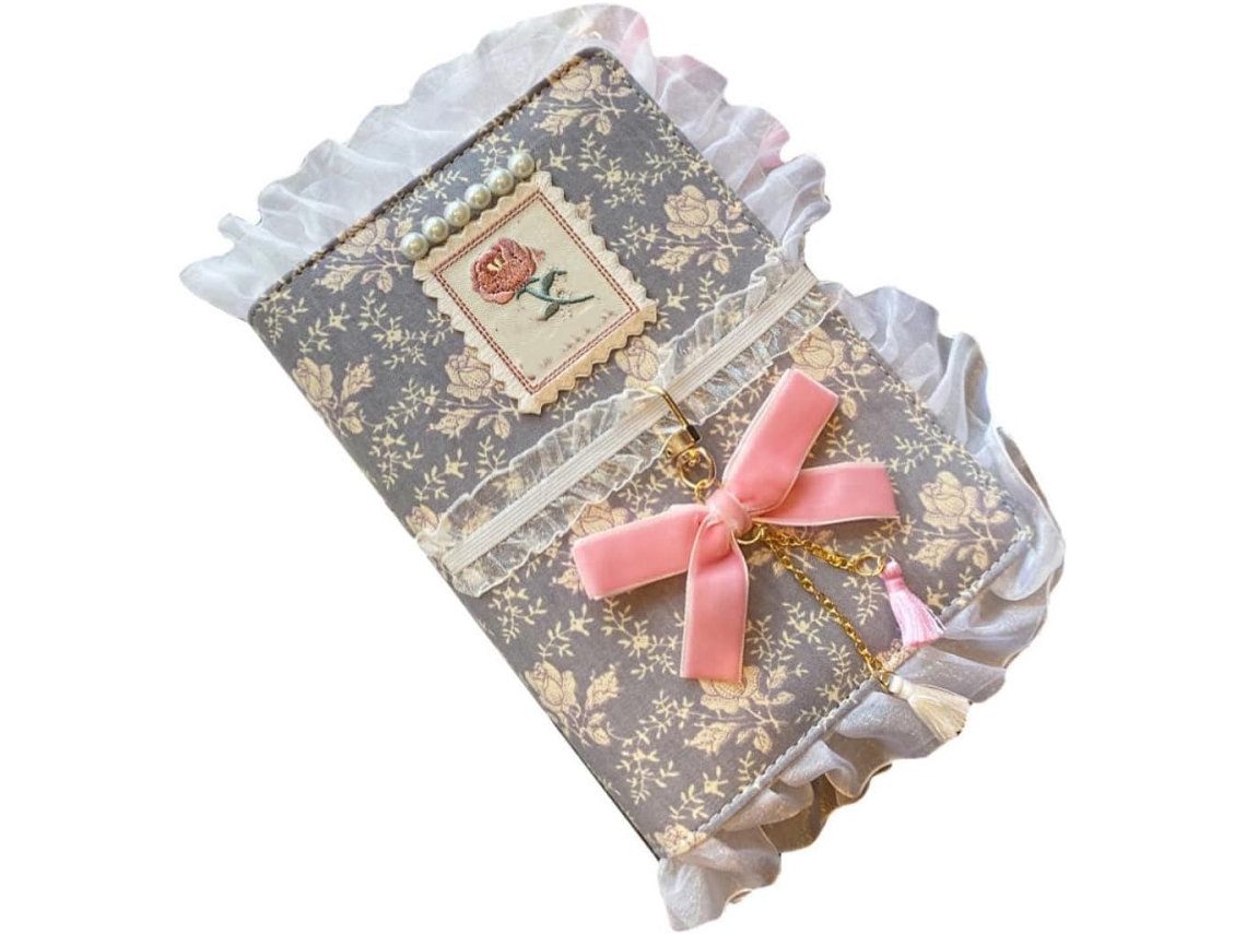 Caderno de folhas soltas com estampa de tecido e renda, diário criativo para projetos DIY, planejamento e organização.