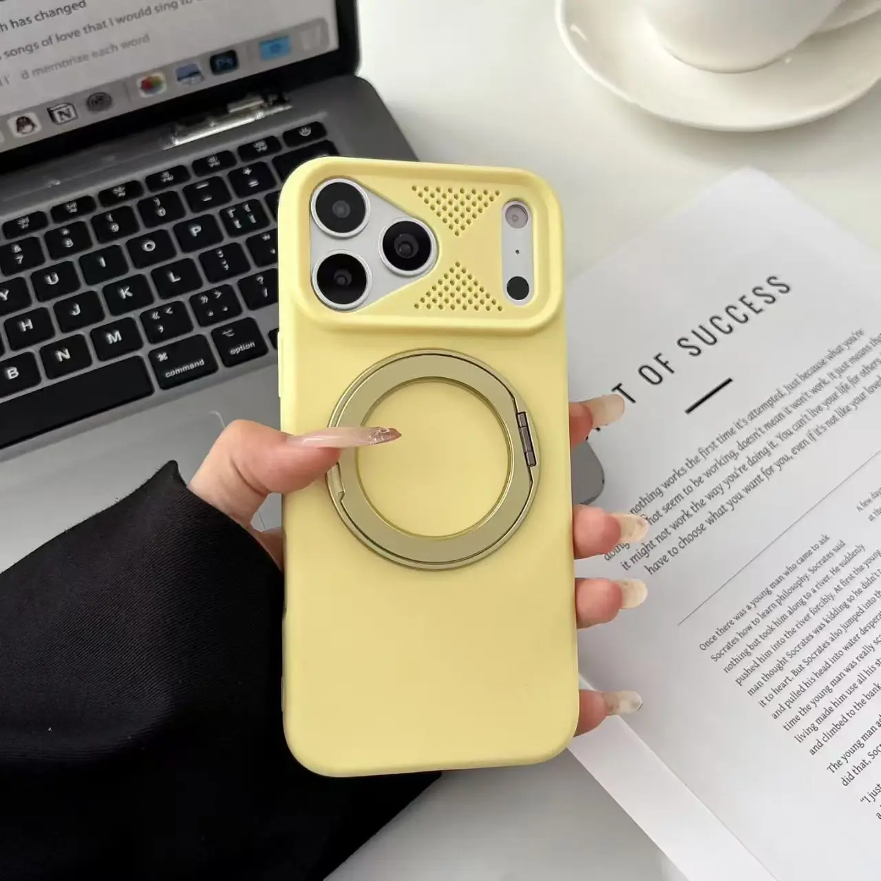 Capa Transparente Magnética Com Suporte De Anel Metálico (amarelo Claro) Para Iphone 15 Pro, Textura Fosca.