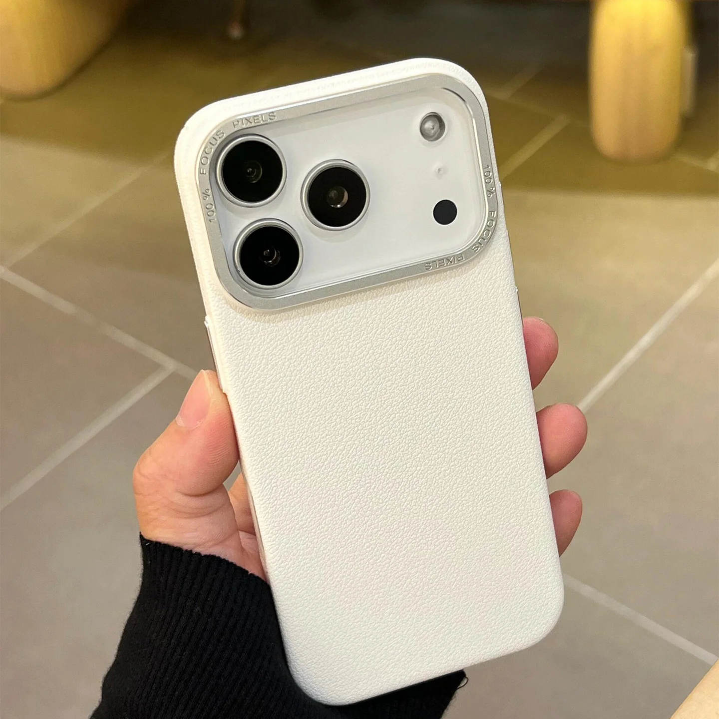 Capa De Celular (iphone 13 Branco) Em Silicone Macio Texturizado Com Anel E Moldura De Metal Para A Câmera.