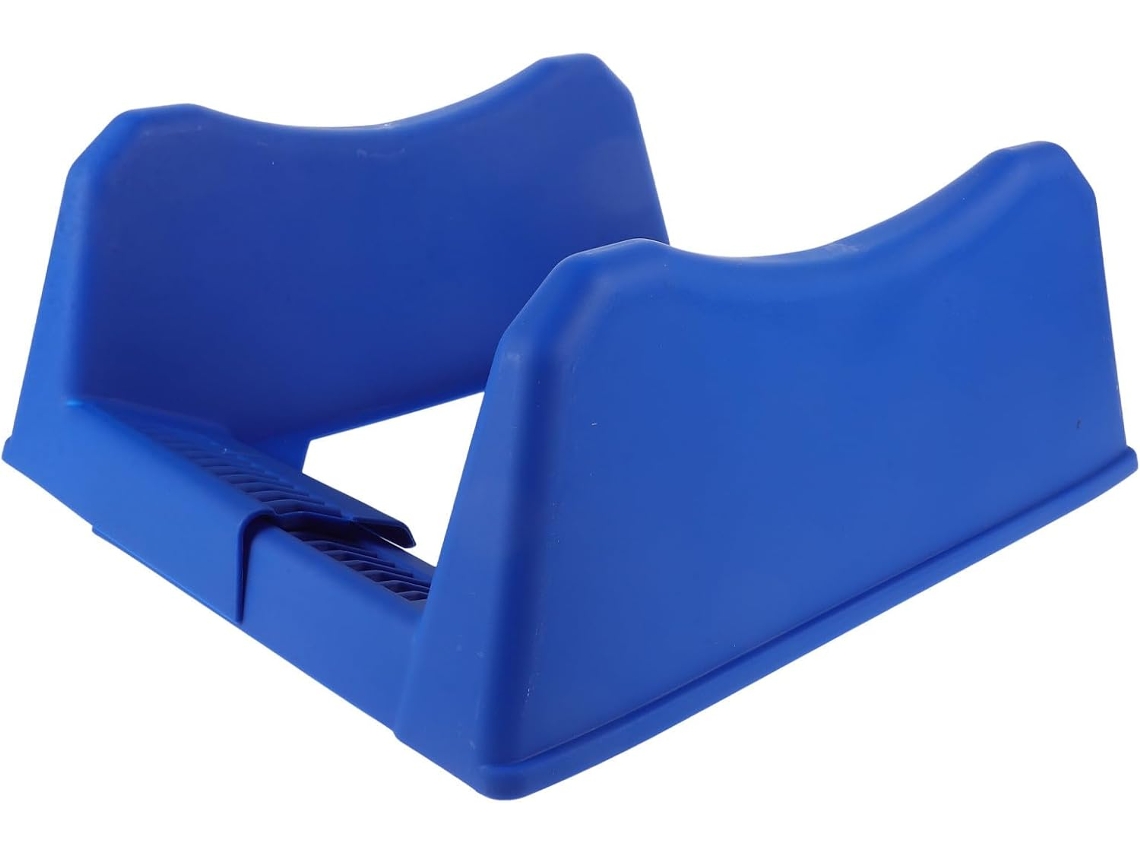 Suporte minimalista para guardar pneus com base de plástico azul.