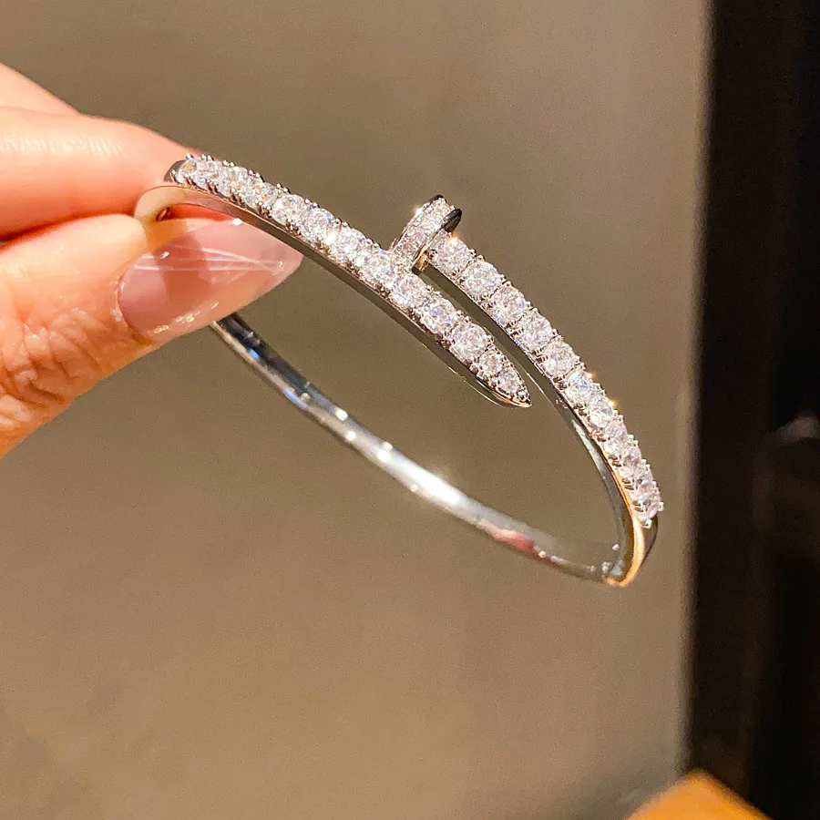Pulseira Com Fecho De Zircônia (prateada), Leve, Luxuosa E Com Design Minimalista.