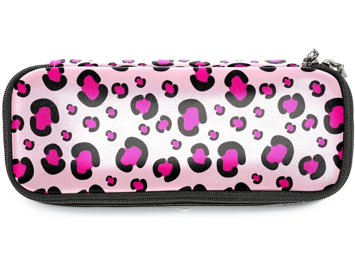 Tenho lápis com estampa de leopardo, rosa e claro.