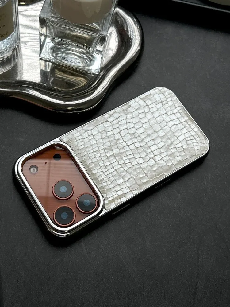 Capa Para Celular (iphone 14 Pro Max Branco) Em Couro Eletrogalvanizado Com Padrão De Crocodilo, Resistente A Impactos E Macia.