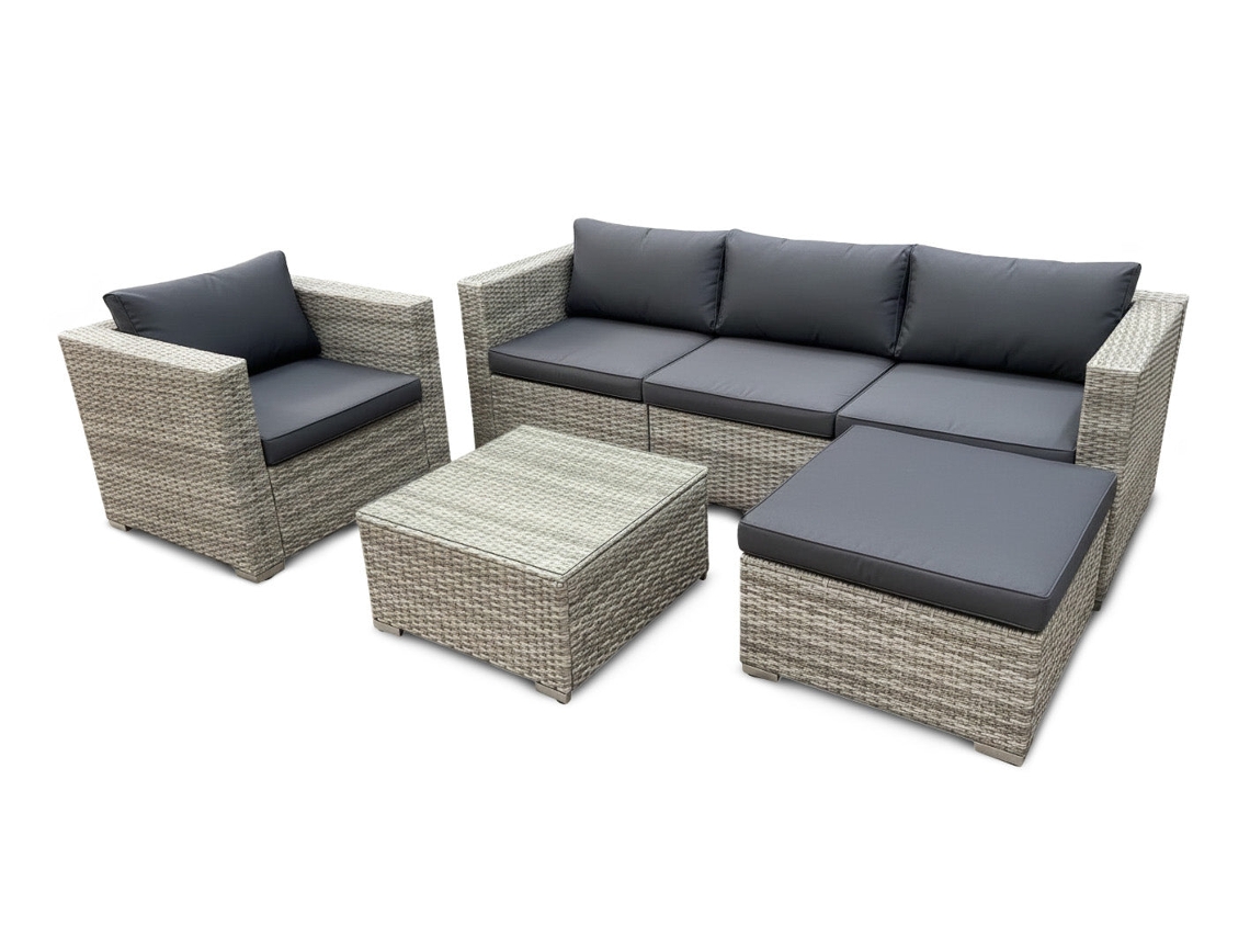 Conjunto para área externa: sofá + pufe + mesa e poltrona. Pode ser transferido para o jardim e varanda.